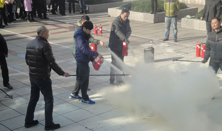 員工使用滅火器滅火