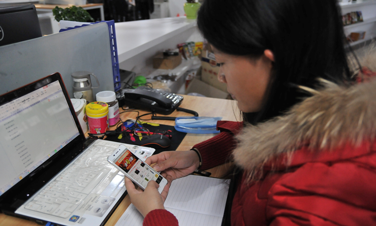 市民李小姐在華億樂購手機客戶端上購物