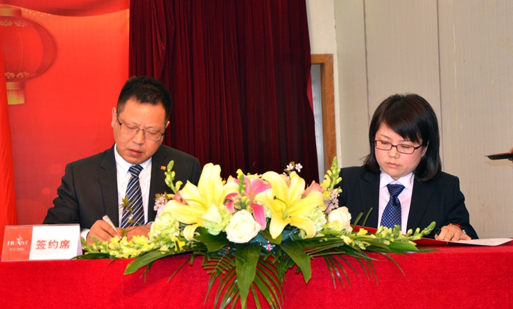 張樹華總經(jīng)理與旗艦店店總王萍簽訂2016年度《經(jīng)營(yíng)目標(biāo)責(zé)任書》
