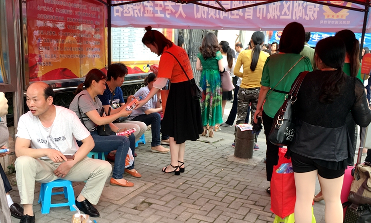 華億樂購員工給考生家長送水