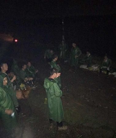 黃黑妹和救援團隊深夜冒雨救災