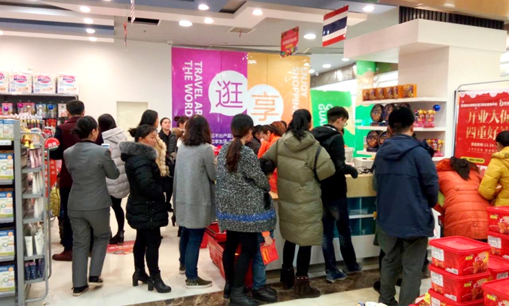 消費(fèi)者排隊(duì)買單