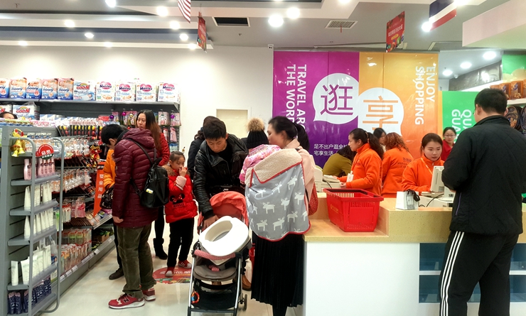 消費(fèi)者排隊(duì)買單