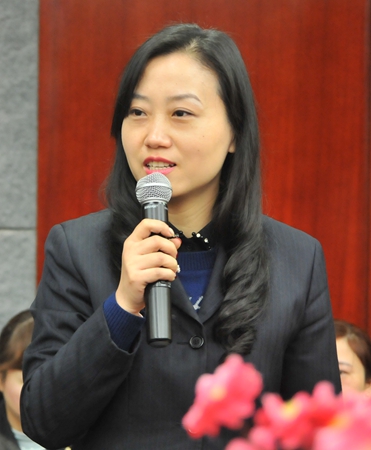 華億國際樓層經理童蘭向大家拜年