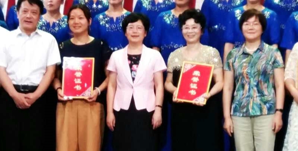 嘉賓與獲獎團隊合影