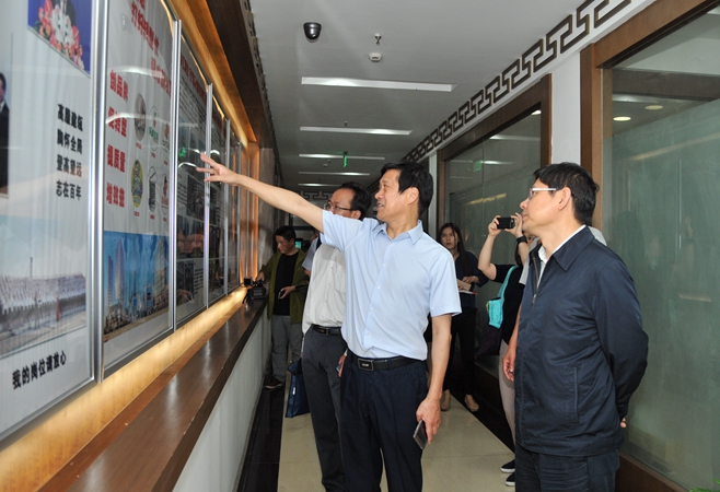 吳勁松副主任一行參觀集團(tuán)宣傳欄