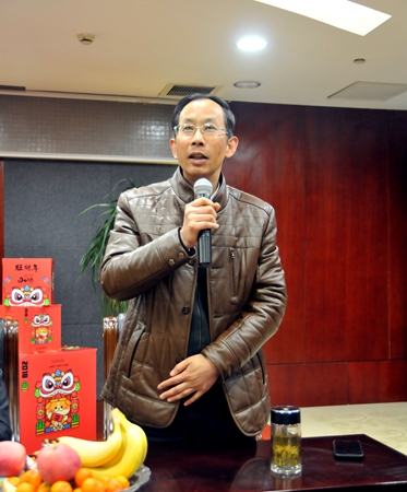 集團(tuán)財(cái)務(wù)總監(jiān)劉建林向大家拜年