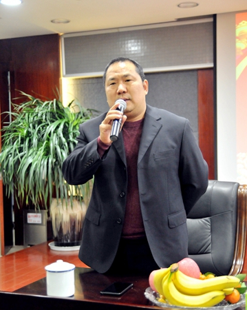 集團(tuán)副總裁張靖向大家拜年