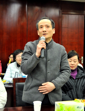 華億城市生活廣場(chǎng)總經(jīng)理陳朝暉向大家拜年