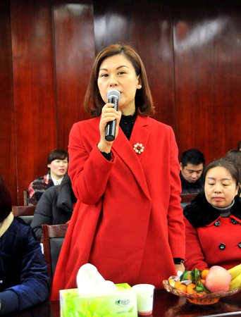 華億國(guó)際繁昌店常務(wù)副總經(jīng)理王惠瑾向大家拜年