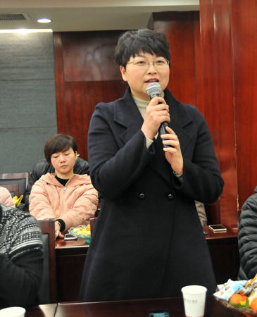 偉晨文化公司總經(jīng)理孫艷向大家拜年