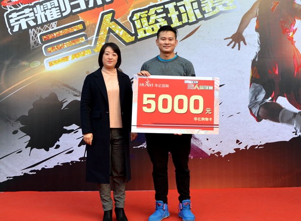 獲獎隊(duì)伍代表領(lǐng)獎