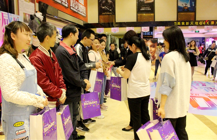 影迷獲贈(zèng)十周年慶禮品