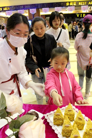 小朋友選擇糕點(diǎn)