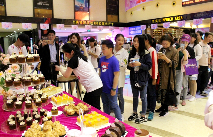 影迷排隊(duì)領(lǐng)取十周年店慶糕點(diǎn)