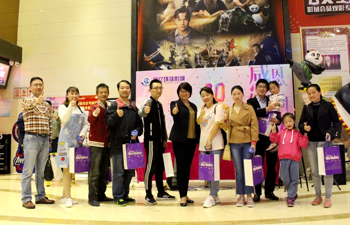 影迷合影點(diǎn)贊華億環(huán)球影城